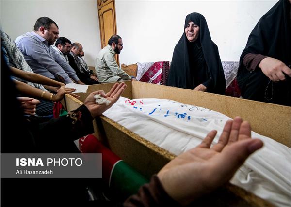 دیدار خانواده دو شهید لامردی با پیکر فرزندانشان 9