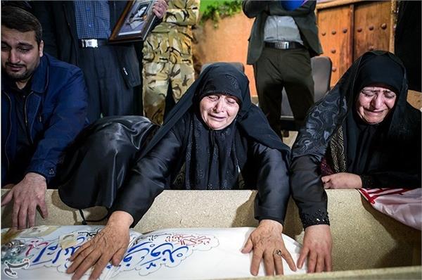 دیدار خانواده شهید امرالله معروف وند با پیکر وی پس از ۳۱ سال