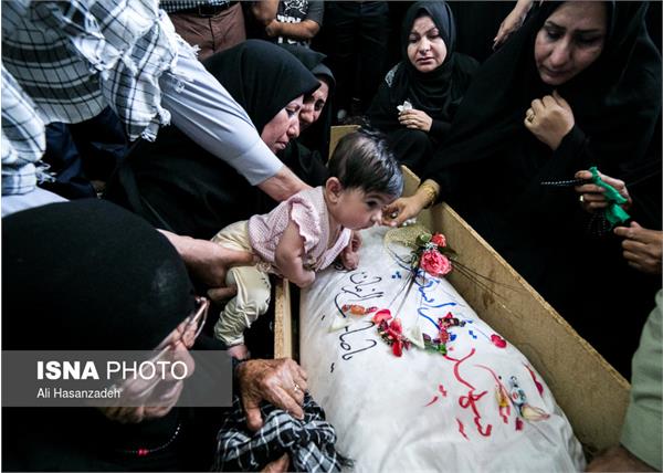 دیدار خانواده دو شهید لامردی با پیکر فرزندانشان 8