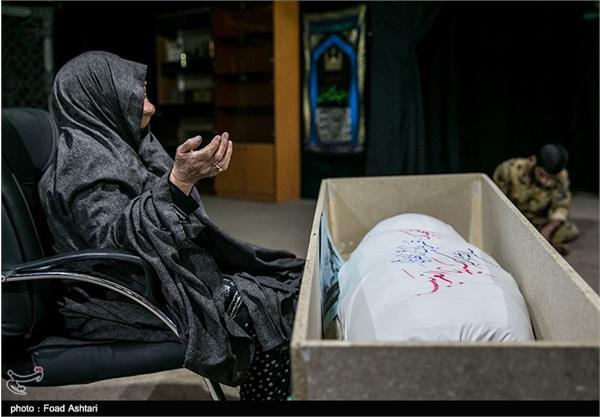 دیدار خانواده شهیدقربان نظری با پیکر فرزندشان 15