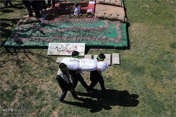 مراسم تشییع و تدفین پیکر مطهر دو شهید گمنام در شیراز‎ 24