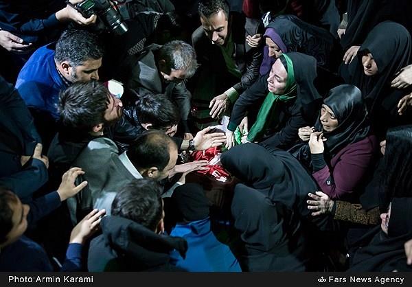 اولین دیدار خانواده شهید حیدری با فرزند شهیدشان 8