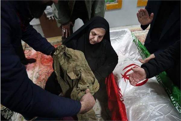 وداع با پیکر مطهر بسیجی تازه تفحص شده "محمدرضا خانه عنقا" - 8 بهمن 1403 6