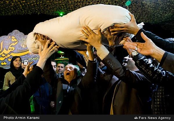 اولین دیدار خانواده شهید حیدری با فرزند شهیدشان 27