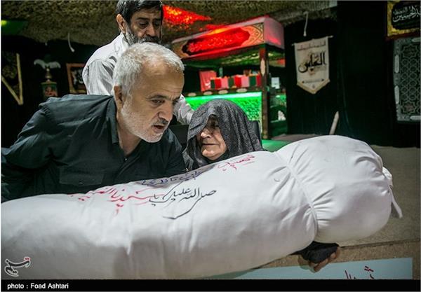 دیدار خانواده شهیدقربان نظری با پیکر فرزندشان 17