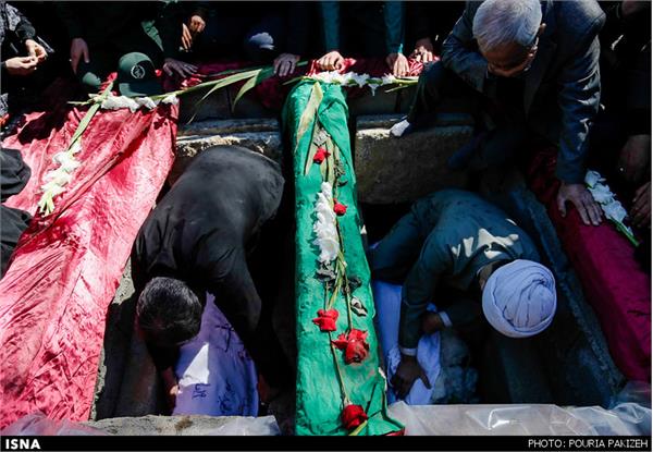 تشییع دو شهید گمنام دوران دفاع مقدس در روستای صالح آباد - همدان