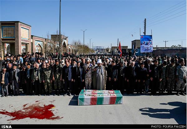 تشییع دو شهید گمنام دوران دفاع مقدس در روستای صالح آباد - همدان
