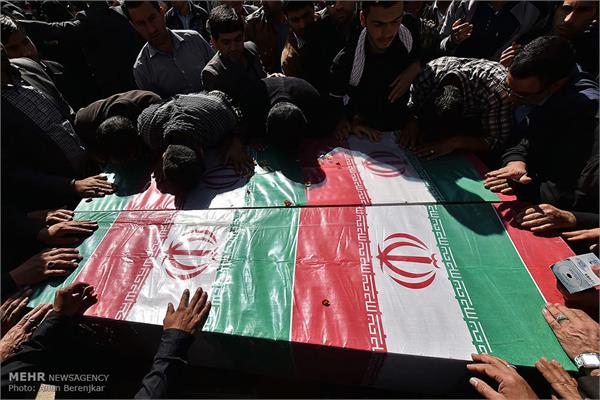 مراسم تشییع و تدفین پیکر مطهر دو شهید گمنام در شیراز‎ 4