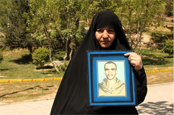 حضور خانواده شهید تازه شناسایی شده عباس امیری در باغ موزه 1