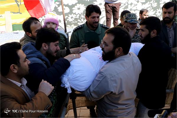 مراسم تشییع و تدفین دو شهید گمنام دفاع مقدس در شیراز 12