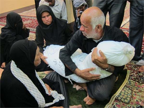 وداع مادر شهید جلال رئیسی با پیکر تازه تفحص شده اش