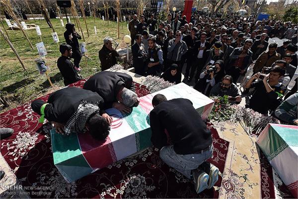 مراسم تشییع و تدفین پیکر مطهر دو شهید گمنام در شیراز‎ 8