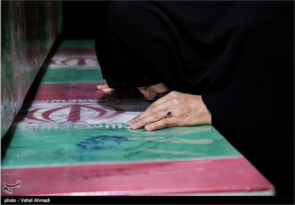 نخستین دیدار خانواده شهید علیرضا بدرخانی بعد از ۲۸ سال با پیکرش 7