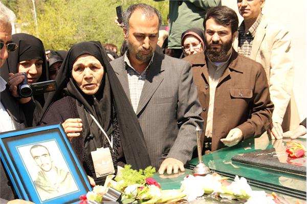 حضور خانواده شهید تازه شناسایی شده عباس امیری در باغ موزه 7