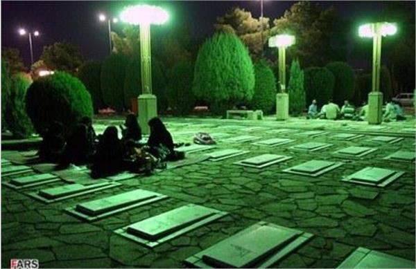 افطاری در جوار مزار شهدای گمنام