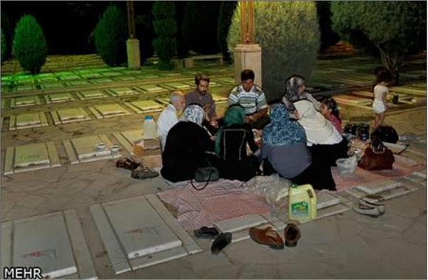افطاری در جوار مزار شهدای گمنام