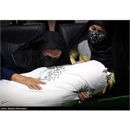 دیدار جانسوز مادر شهید داودی با پیکر فرزند بعد از ۳۸ سال+عکس و فیلم