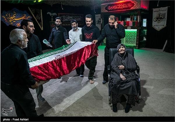 دیدار خانواده شهیدقربان نظری با پیکر فرزندشان 2