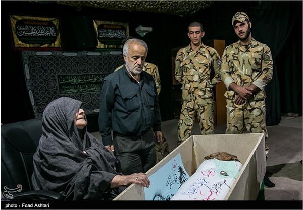 دیدار خانواده شهیدقربان نظری با پیکر فرزندشان 10