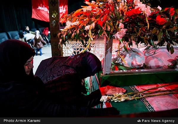 اولین دیدار خانواده شهید حیدری با فرزند شهیدشان 33