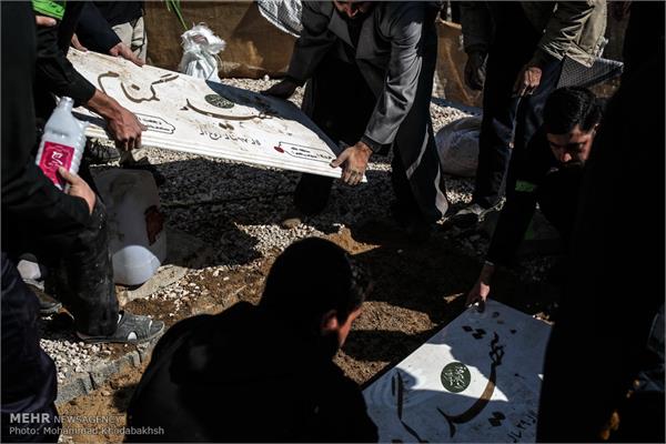 مراسم تشییع و تدفین پیکر دو شهید گمنام در مدرسه علمیه مروی 32