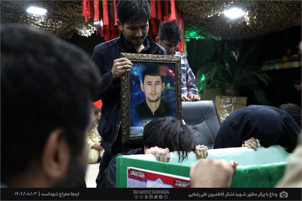 وداع با پیکر مطهر شهید مدافع حرم فاطمیون علی رضایی 3 آبان 1402 5
