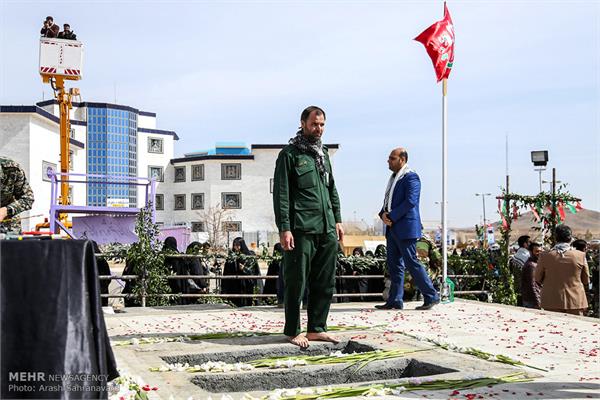 مراسم تشییع و خاکسپاری دو شهید گمنام در خمین 18