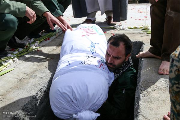 مراسم تشییع و خاکسپاری دو شهید گمنام در خمین 14