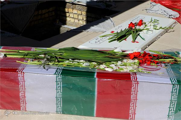 مراسم تشییع و تدفین دو شهید گمنام دفاع مقدس در شیراز 9