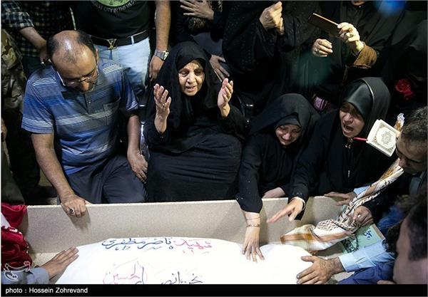 دیدار خانواده شهید ناصر مظفری با پیکر فرزندشان پس از ۳۳ سال 10