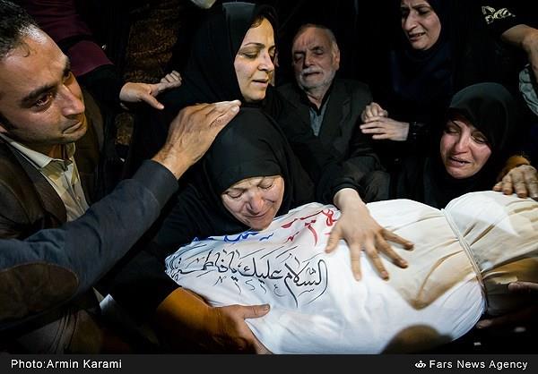 اولین دیدار خانواده شهید حیدری با فرزند شهیدشان 5