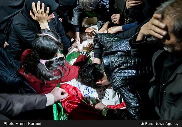 اولین دیدار خانواده شهید حیدری با فرزند شهیدشان 13