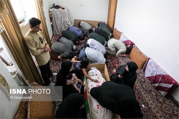 دیدار خانواده دو شهید لامردی با پیکر فرزندانشان 10