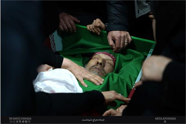 وداع با پیکرهای مطهر شهیدان آیت‌الله علی رازینی و حجت‌الاسلام محمد مقیسه - 30 دی 1403 4