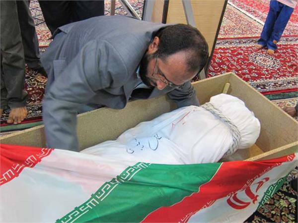 وداع مادر شهید جلال رئیسی با پیکر تازه تفحص شده اش