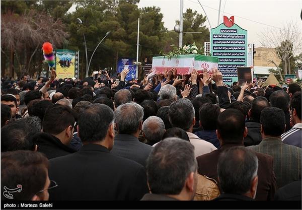 مراسم تشییع پیکر ۱۲ شهید دفاع مقدس در اصفهان 10