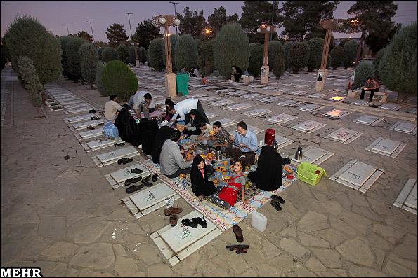 افطار در جوار مزار شهدای گمنام