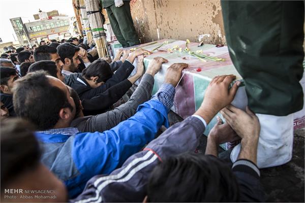 تشییع پیکر شهدای گمنام هشت سال دفاع مقدس در لامرد 2