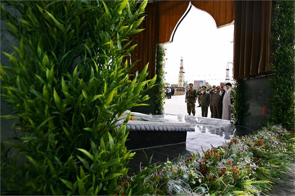 تصاویر حضور مقام معظم رهبری در حرم مطهر دانشگاه افسری امام حسین علیه السلام