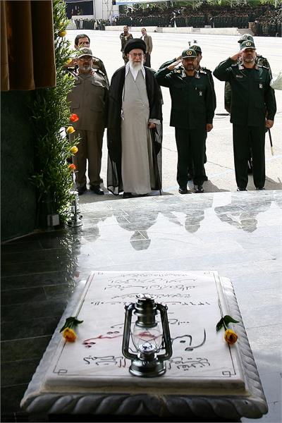 تصاویر حضور مقام معظم رهبری در حرم مطهر دانشگاه افسری امام حسین علیه السلام