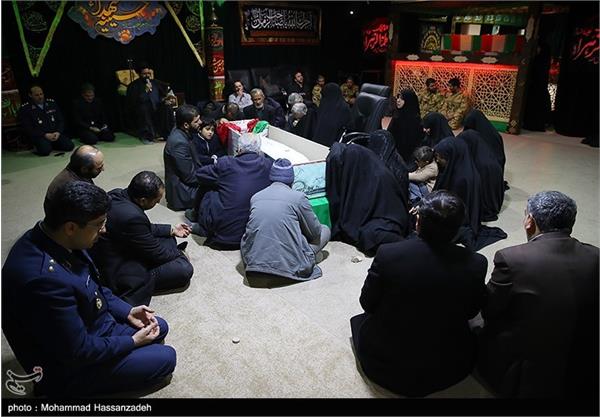 دیدار خانواده شهید تازه تفحص شده حسین سپهر با پیکر وی 11