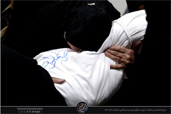 وداع با پیکر مطهر شهید مدافع حرم سید مصطفی صادقی 8 آذر 1402 2