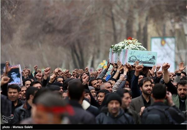 مراسم تشییع پیکر ۱۲ شهید دفاع مقدس در اصفهان 19
