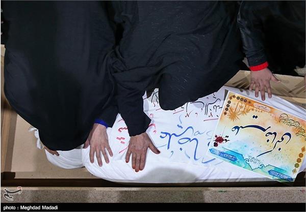 دیدار خانواده شهید کنی با پیکر فرزندشان پس از ۳۲ سال