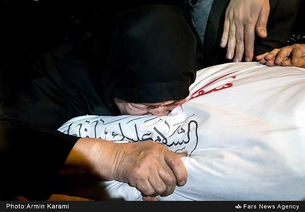 اولین دیدار خانواده شهید حیدری با فرزند شهیدشان 2