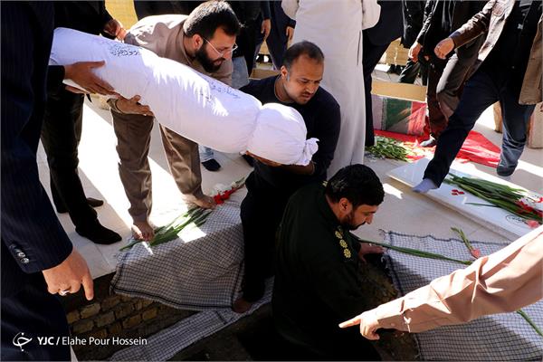 مراسم تشییع و تدفین دو شهید گمنام دفاع مقدس در شیراز 18