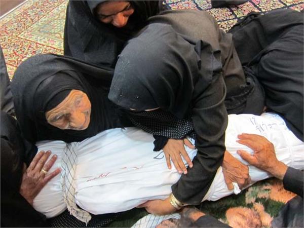 وداع مادر شهید جلال رئیسی با پیکر تازه تفحص شده اش