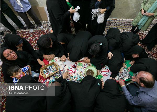 دیدار خانواده دو شهید لامردی با پیکر فرزندانشان 6