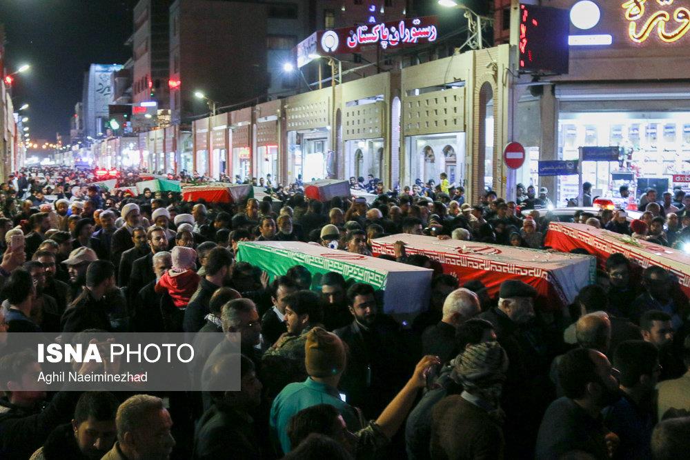 تشیع شبانه ۲۸ شهید تازه تفحص شده در آبادان 1