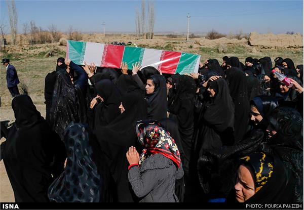 تشییع دو شهید گمنام دوران دفاع مقدس در روستای صالح آباد - همدان
